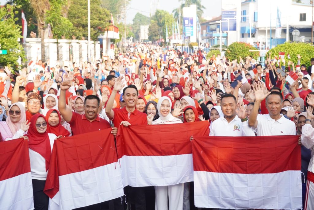 Bupati OKI Bagikan 3.000 Bendera Merah Putih, Ajak Warga Semarakkan HUT Ke-81 RI